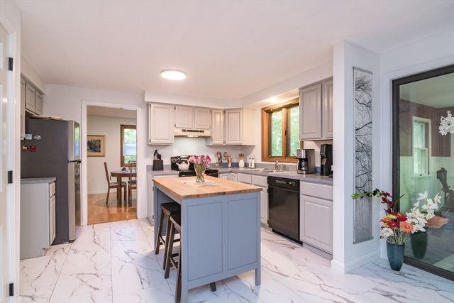13 Carillon Cir, Easthampton, MA 01027