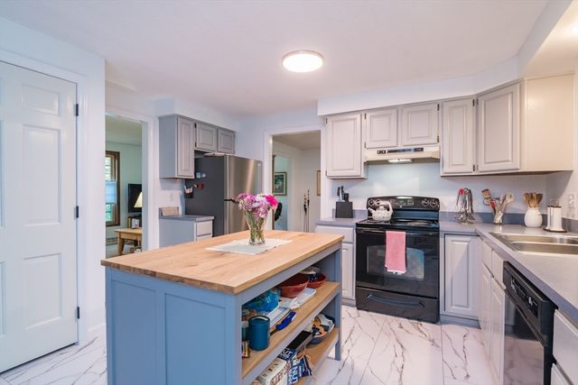 13 Carillon Cir, Easthampton, MA 01027