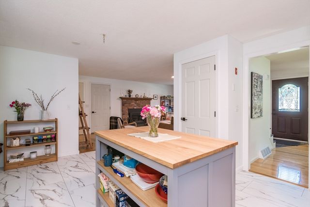 13 Carillon Cir, Easthampton, MA 01027