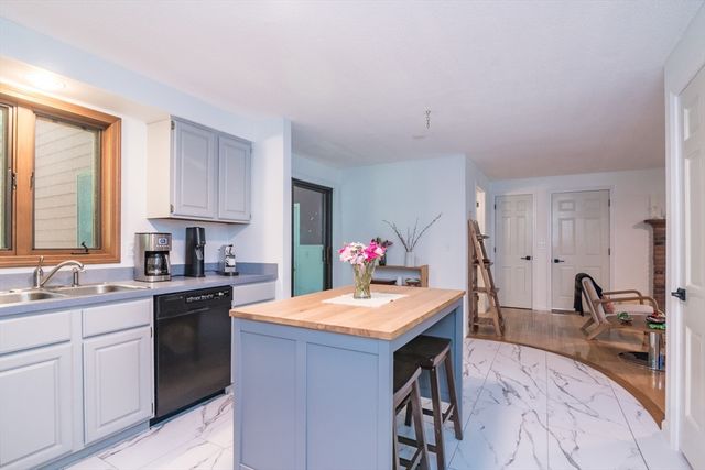 13 Carillon Cir, Easthampton, MA 01027
