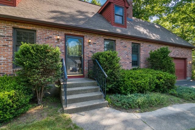 13 Carillon Cir, Easthampton, MA 01027
