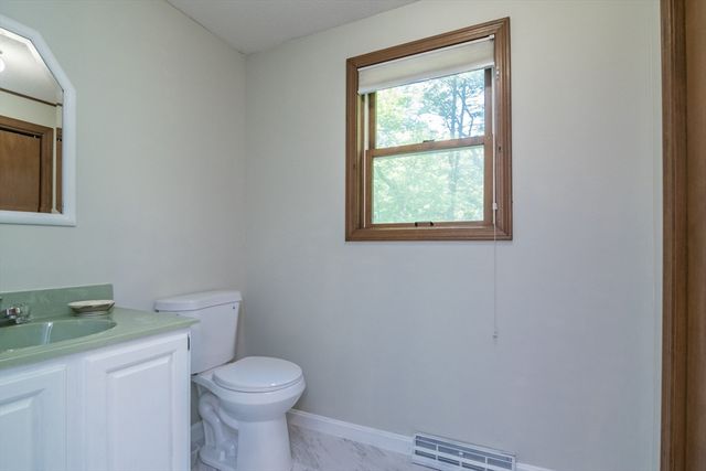 13 Carillon Cir, Easthampton, MA 01027