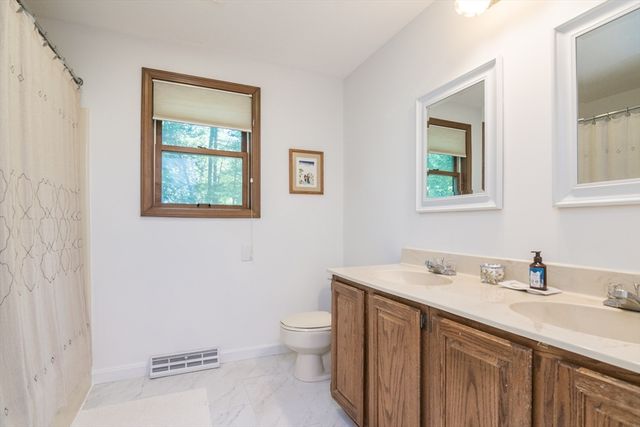 13 Carillon Cir, Easthampton, MA 01027