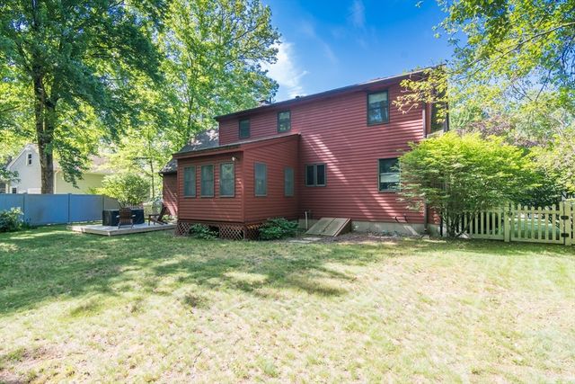 13 Carillon Cir, Easthampton, MA 01027