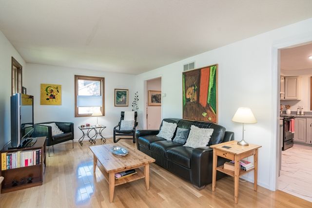13 Carillon Cir, Easthampton, MA 01027