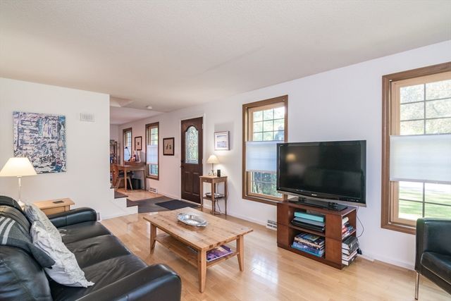 13 Carillon Cir, Easthampton, MA 01027