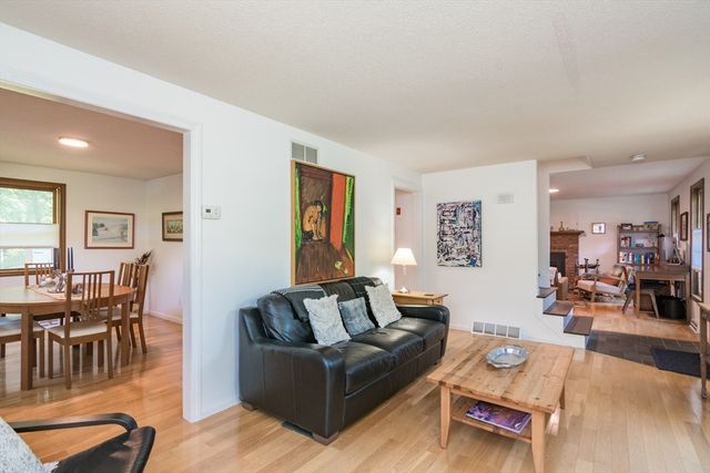 13 Carillon Cir, Easthampton, MA 01027