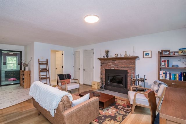 13 Carillon Cir, Easthampton, MA 01027