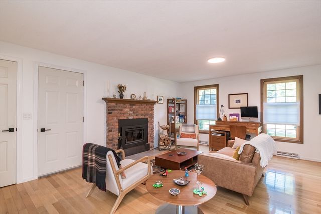 13 Carillon Cir, Easthampton, MA 01027