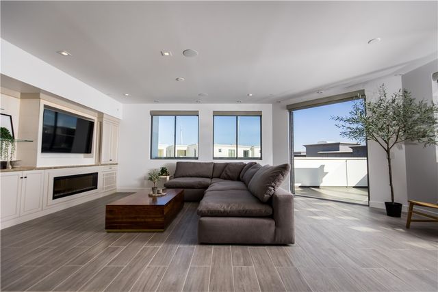 2210 Newport Boulevard 302, Newport Beach, CA 92663