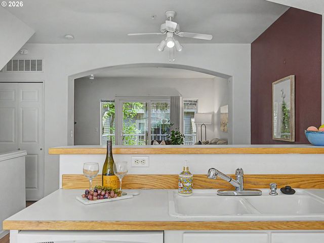 14176 Sw BARROWS Rd 3, Portland, OR 97223
