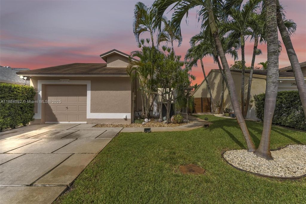930 SW 108th Ave, Pembroke Pines, FL 33025