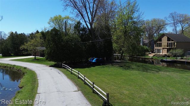 000 Clinton Dr Drive, West Bloomfield, MI 48324