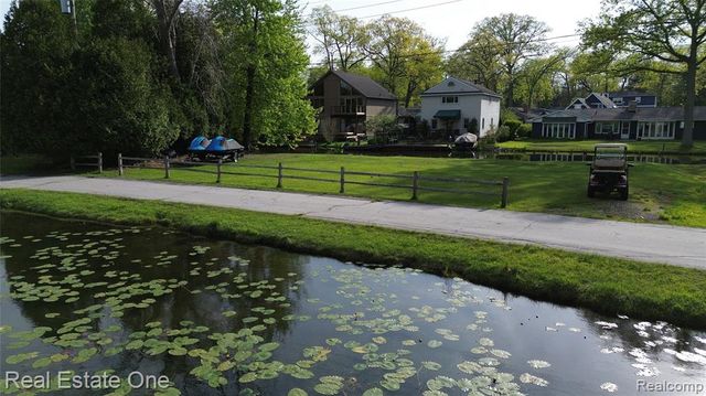 000 Clinton Dr Drive, West Bloomfield, MI 48324