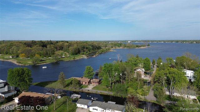 000 Clinton Dr Drive, West Bloomfield, MI 48324