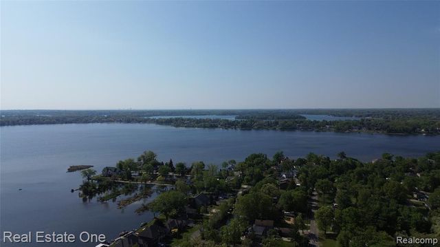 000 Clinton Dr Drive, West Bloomfield, MI 48324