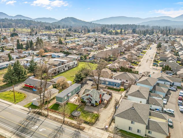 2649 Redwood Avenue, Grants Pass, OR 97527
