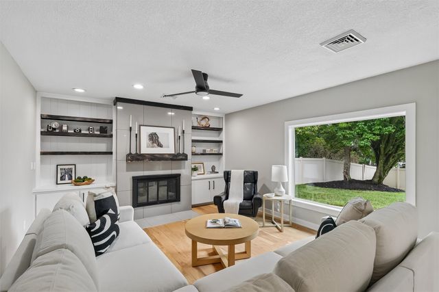 4404 75th Street, Urbandale, IA 50322