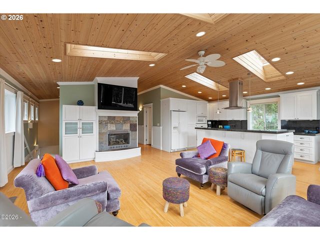 115 LORRAINE St, Gleneden Beach, OR 97388