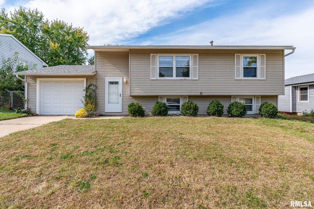 5556 N THORNWOOD Avenue, Davenport, IA 52806