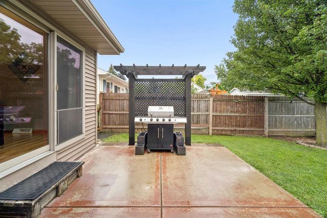 1413 BOWEN STREET, Oshkosh, WI 54901