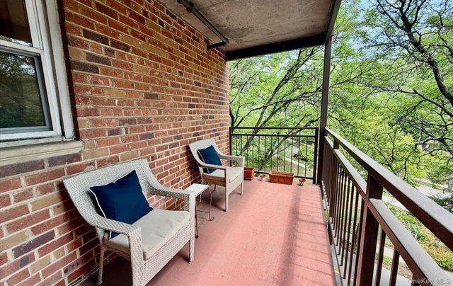 42-30 Douglaston Parkway 5L, Douglaston, NY 11363