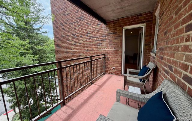 42-30 Douglaston Parkway 5L, Douglaston, NY 11363