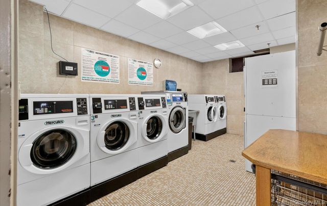 42-30 Douglaston Parkway 5L, Douglaston, NY 11363