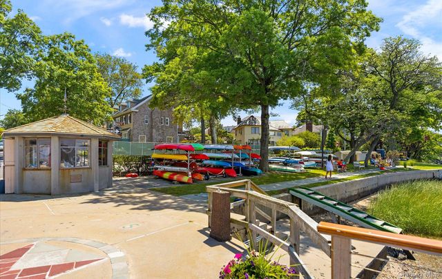 42-30 Douglaston Parkway 5L, Douglaston, NY 11363