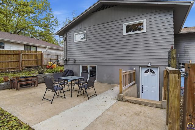 3106 SW Burlingame RD, Topeka, KS 66611