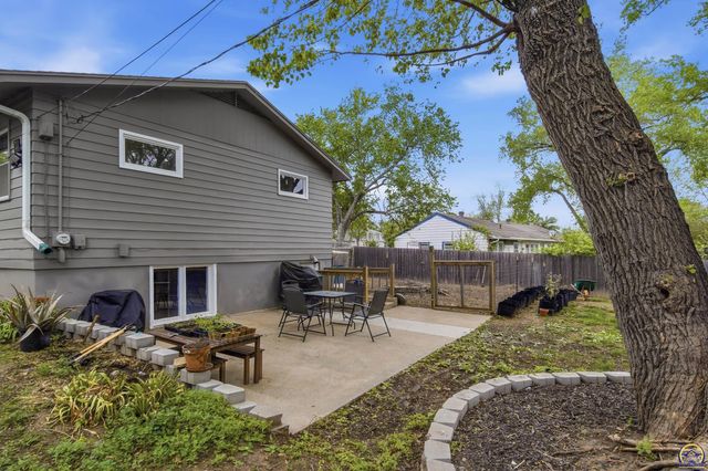 3106 SW Burlingame RD, Topeka, KS 66611