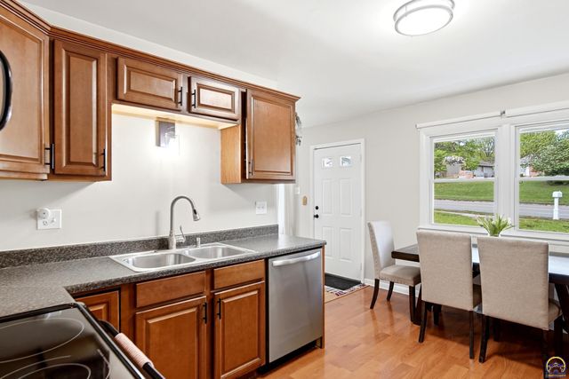 3106 SW Burlingame RD, Topeka, KS 66611