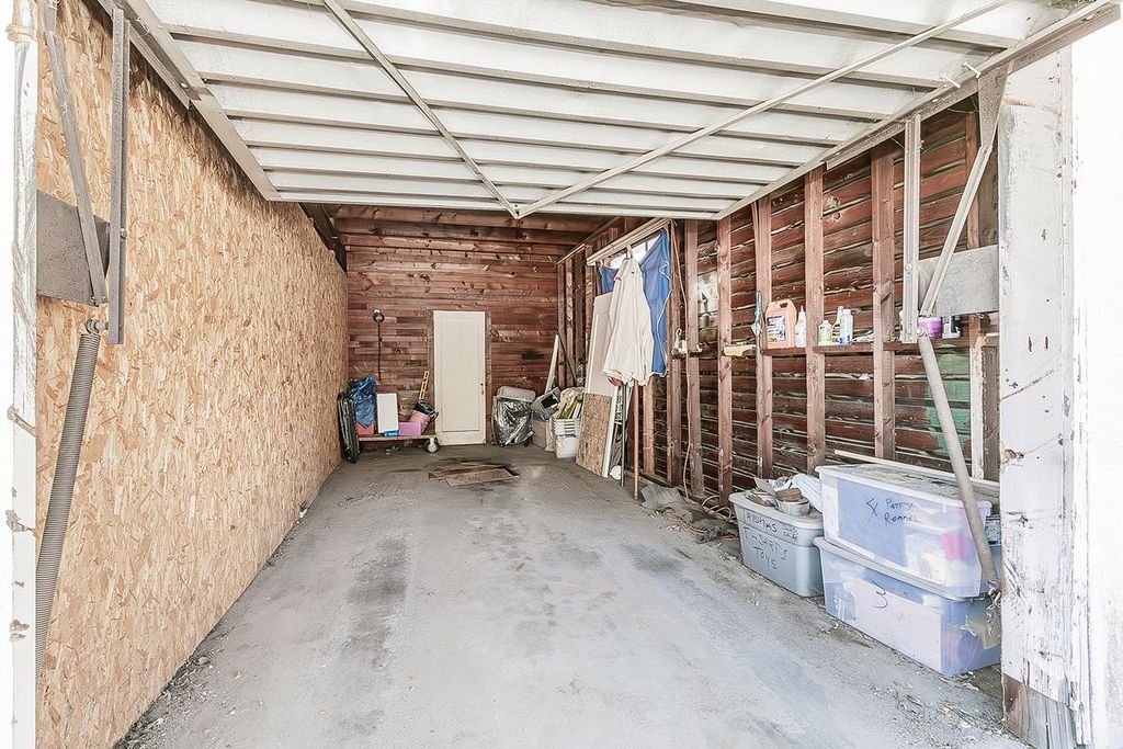 Image 20 of property listing at 805 E Andrews Avenue, Fresno, CA 93704