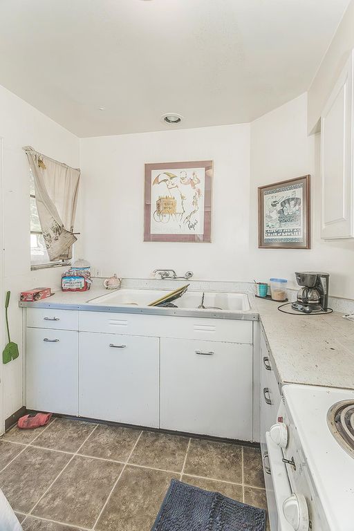 Image 6 of property listing at 805 E Andrews Avenue, Fresno, CA 93704