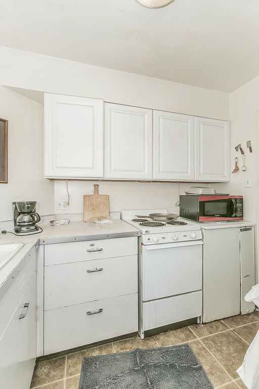 Image 7 of property listing at 805 E Andrews Avenue, Fresno, CA 93704