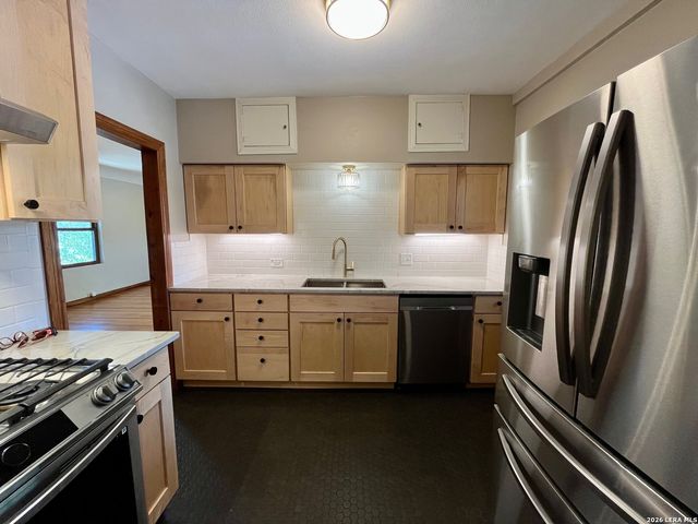 755 N AUSTIN ST B, Seguin, TX 78155
