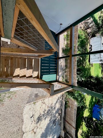 755 N AUSTIN ST B, Seguin, TX 78155
