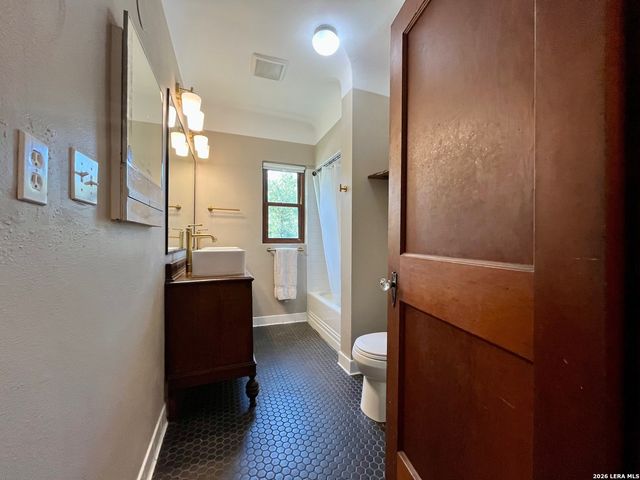 755 N AUSTIN ST B, Seguin, TX 78155