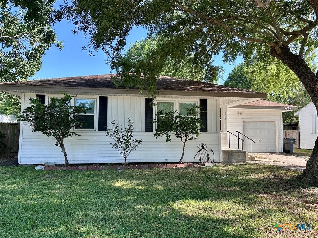 907 E Mistletoe Avenue, Victoria, TX 77901