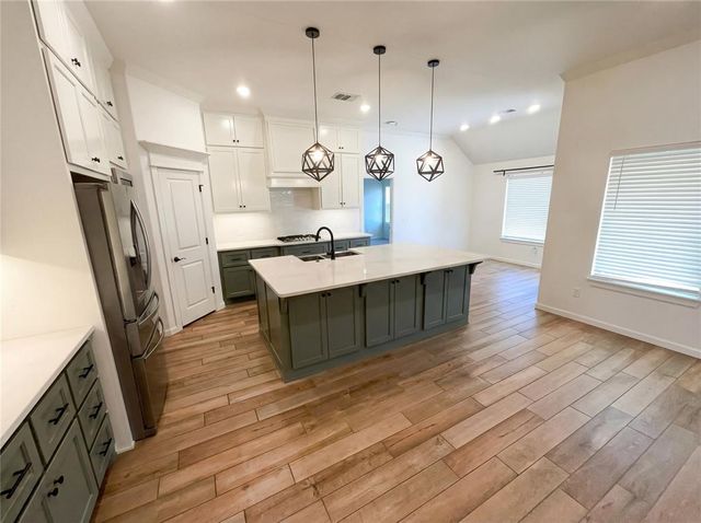 5509 Carmel Creek Drive, Mustang, OK 73064