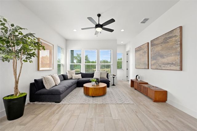 1531 N Red Bud LN 16, Round Rock, TX 78665