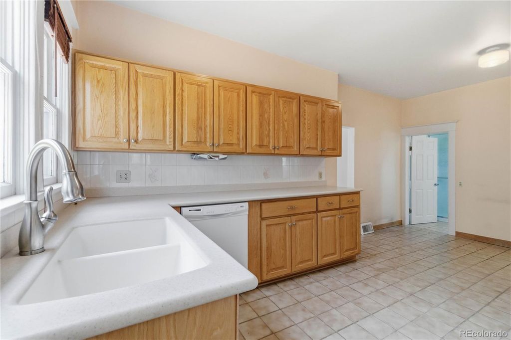 Image 6 of property listing at 5622 Zephyr Street, Arvada, CO 80002