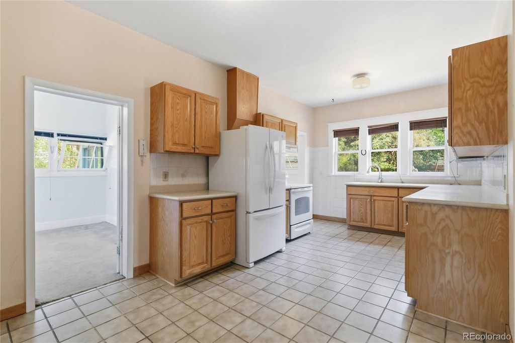 Image 7 of property listing at 5622 Zephyr Street, Arvada, CO 80002