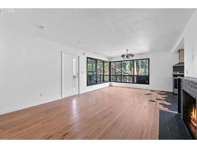 9637 Sw SPRING CREST Dr, Portland, OR 97225