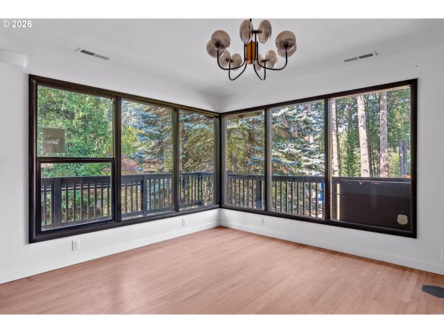 9637 Sw SPRING CREST Dr, Portland, OR 97225