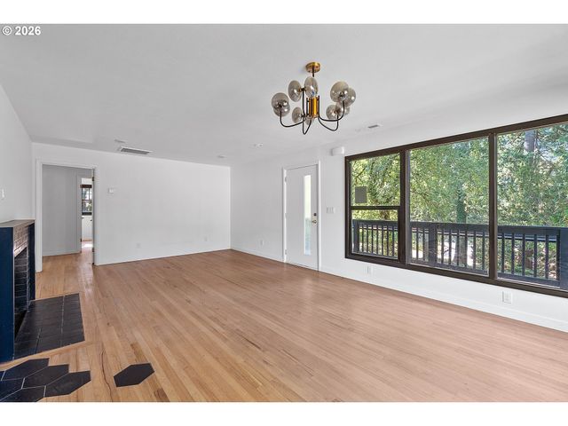 9637 Sw SPRING CREST Dr, Portland, OR 97225