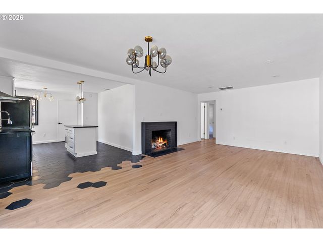 9637 Sw SPRING CREST Dr, Portland, OR 97225