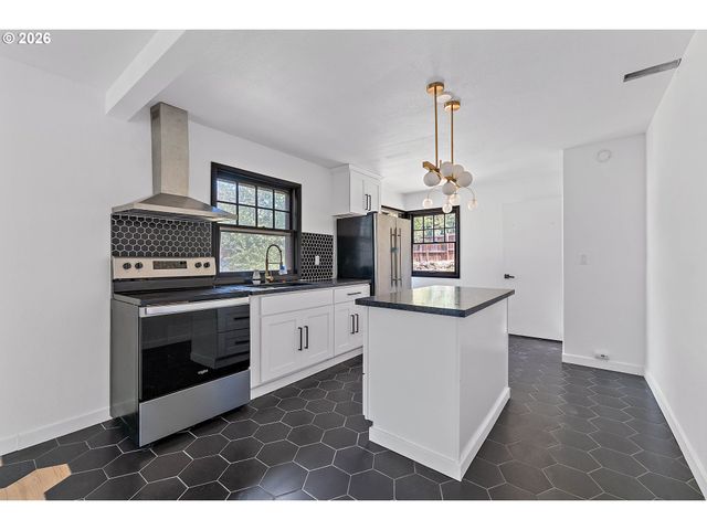 9637 Sw SPRING CREST Dr, Portland, OR 97225