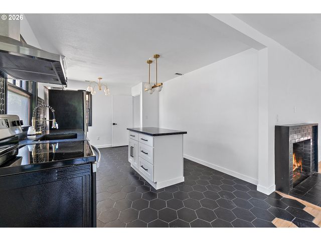 9637 Sw SPRING CREST Dr, Portland, OR 97225