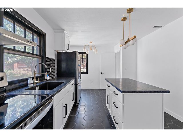 9637 Sw SPRING CREST Dr, Portland, OR 97225
